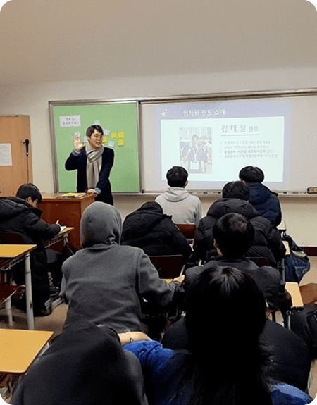 Mentoring session with Samsung Dream Class mentor and mentees at a classroom