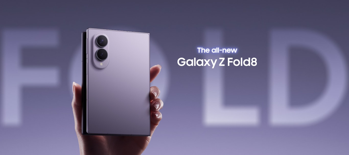 Galaxy Z Fold8 dalam posisi terlipat tampak sedang digenggam, memperlihatkan sisi bagian belakangnya. Teks di latar belakang bertuliskan 'Fold'. The all-new Galaxy Z Fold8.