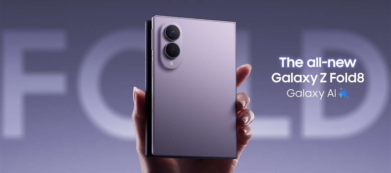 Sebuah tangan memegang Galaxy Z Fold8 Ultra dalam warna Violet Shadow, yang terlihat dari bagian belakang dengan kamera belakang yang tampak jelas. Tangan lain di dekatnya memegang Galaxy Z Fold8 dalam warna Lavender, yang terlihat dari bagian belakang dengan kamera belakang yang tampak jelas. Galaxy AI. Galaxy Z Fold8 Ultra dan Fold8 yang sepenuhnya baru.